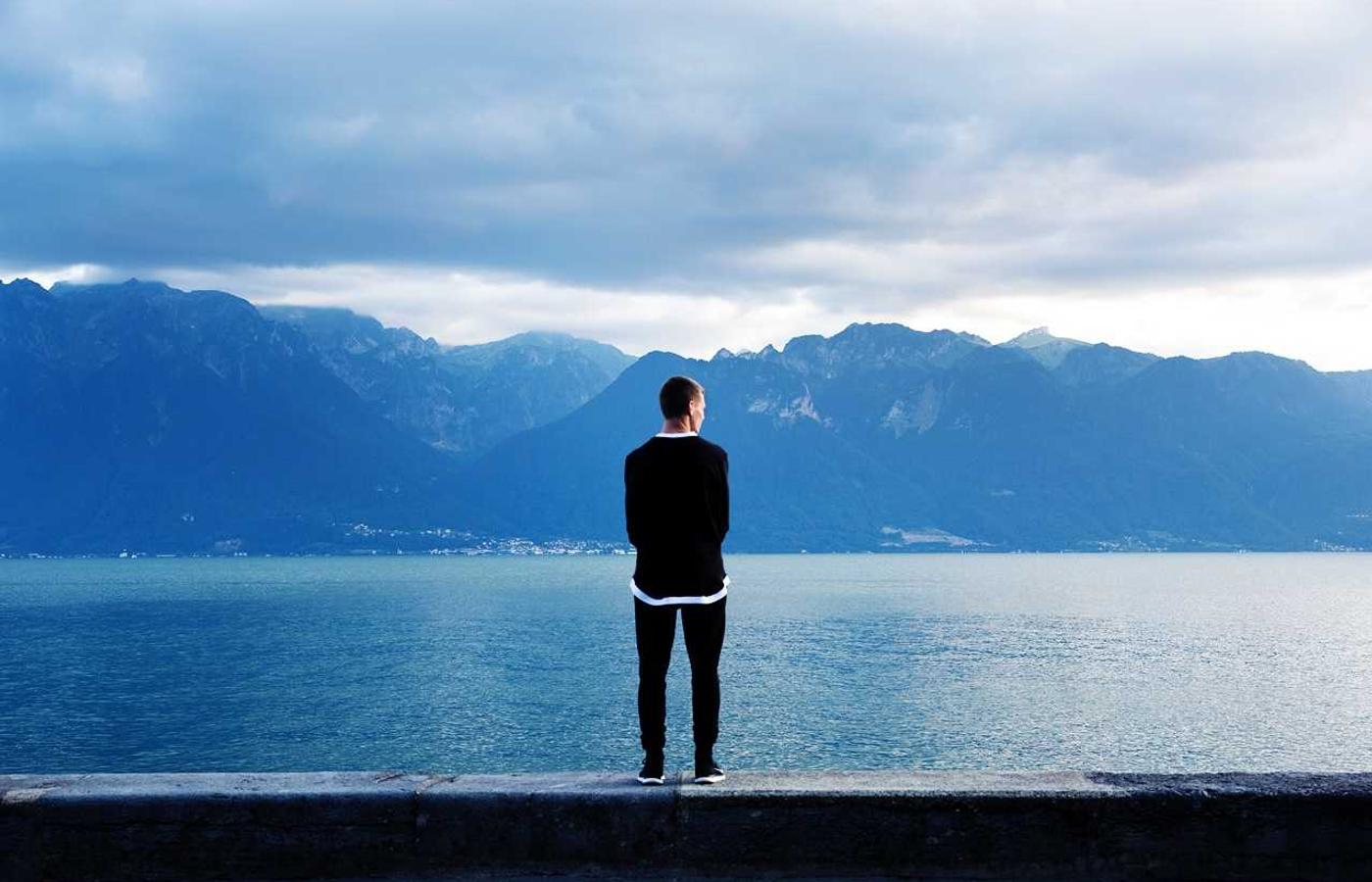 An artistic representation of orbital rings around Earth.